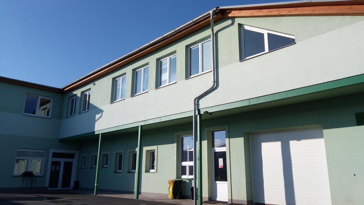 Penzion Prvni Liga Hradec Králové Exterior foto